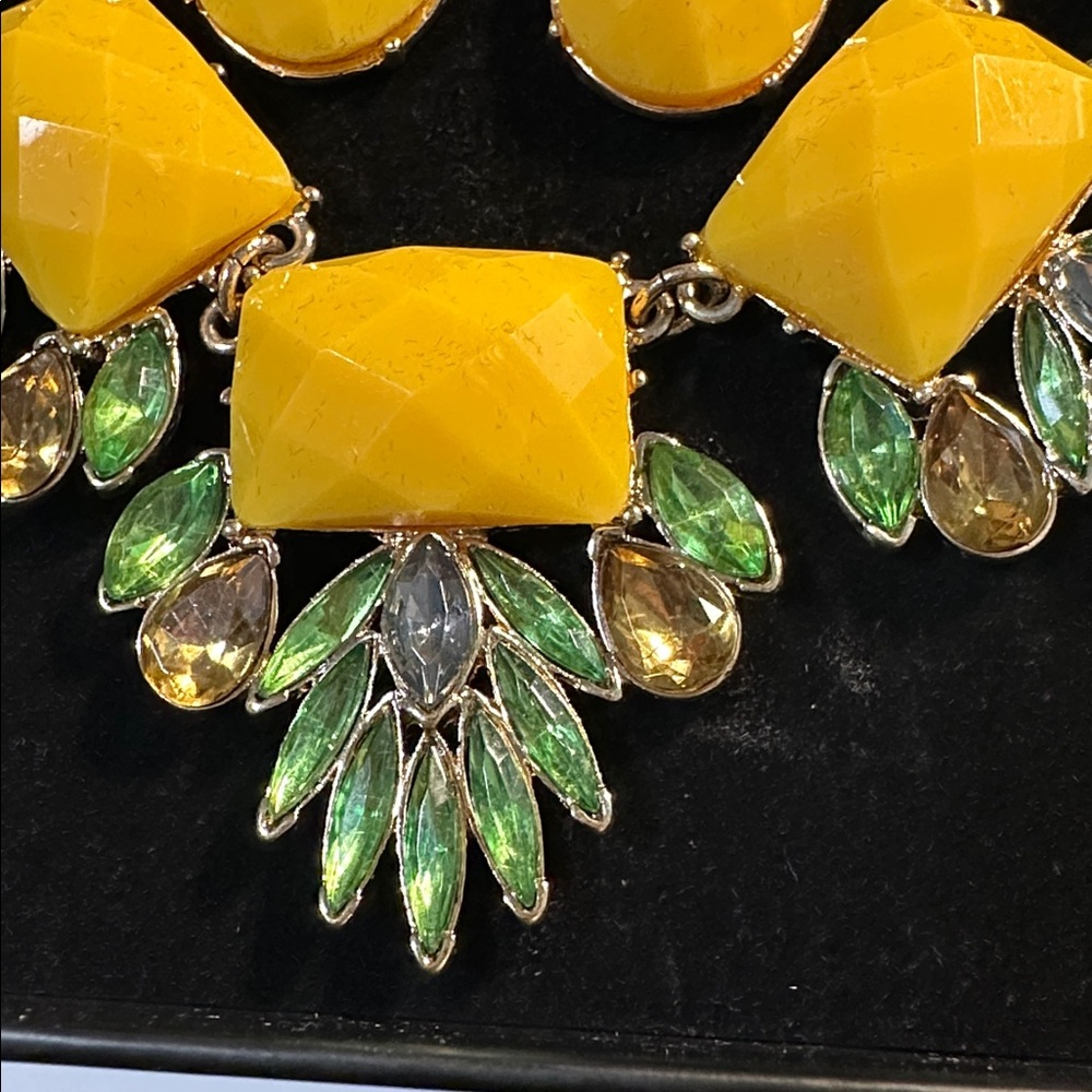 mark. for Avon Sweet Drops Statement Necklace with Earrings - Picture 2 of 6